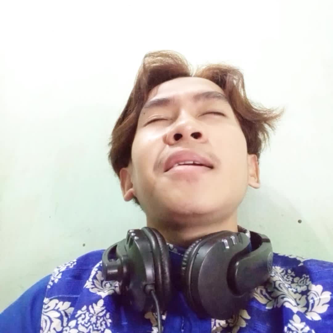 Nama : Rian
Umur : 19 tahun
Kota asal : Banjarmasin
Judul lagu : syaikhona