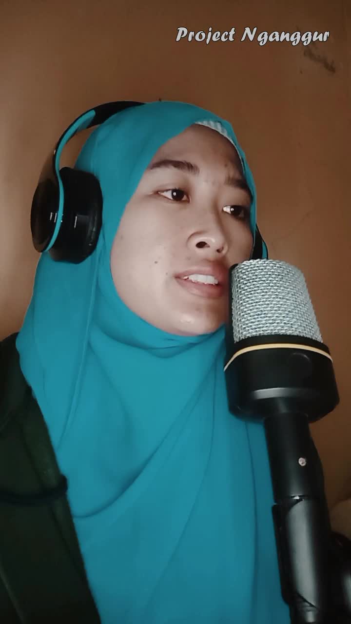 Hai!!! Name saye Mira, kerjaannya males malesan. Tapi kalau nyanyi bawanya dari Hati terdalam. Semoga kupingnya aman semua    ( ˘ ³˘)♥