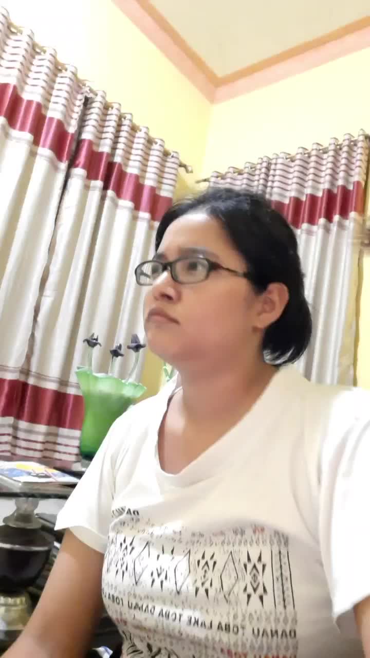 bantal melayang ke ayang