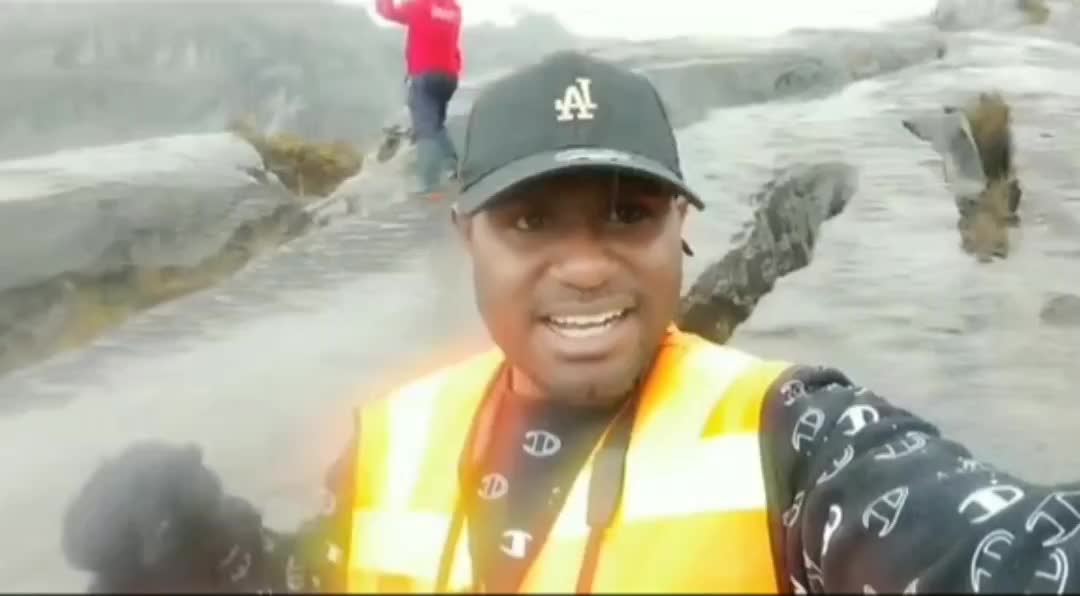 Seorang pendaki mengabadikan momen saat Hujan salju turun di puncak gunung somatua.