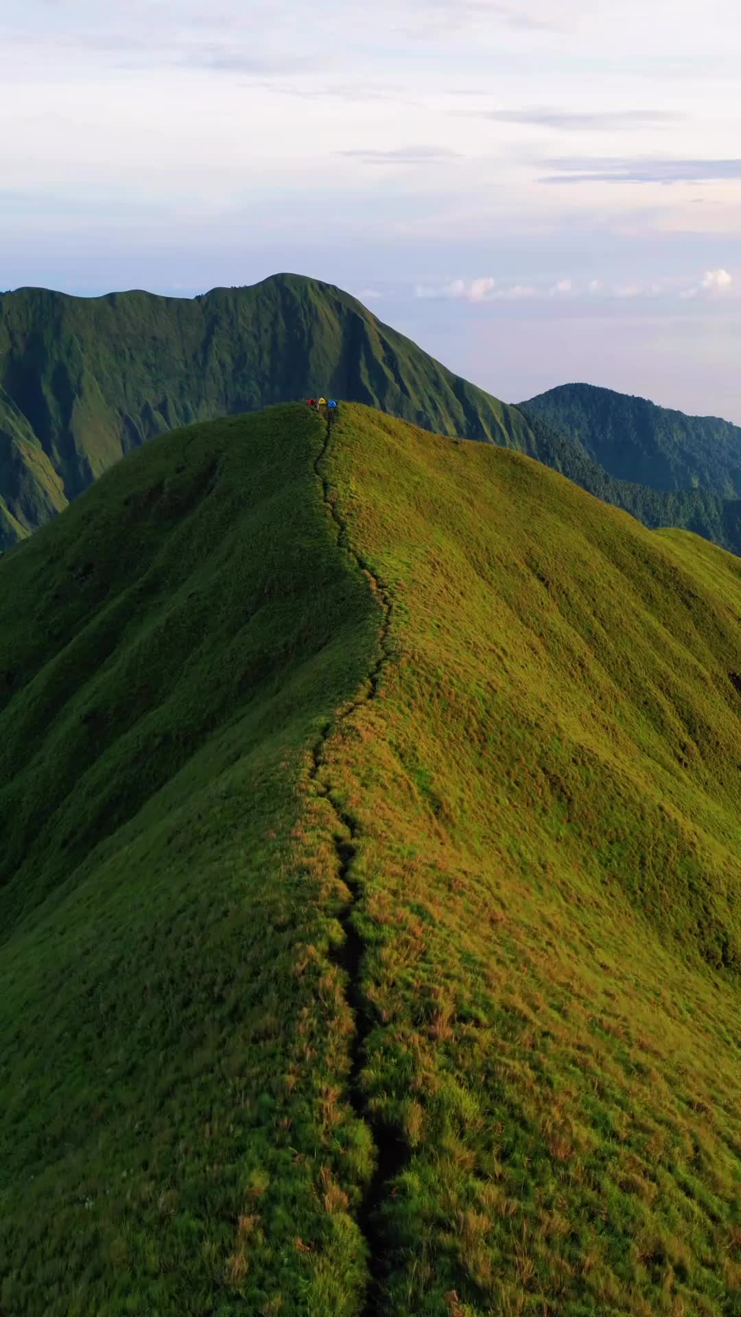 Apa cuman aku doang ya yang kalo udah mau ketemu Sabtu Minggu rasa cape, pegel, meriang langsung sekejap hilang 🎥: travelerbaperrrrrrrrr