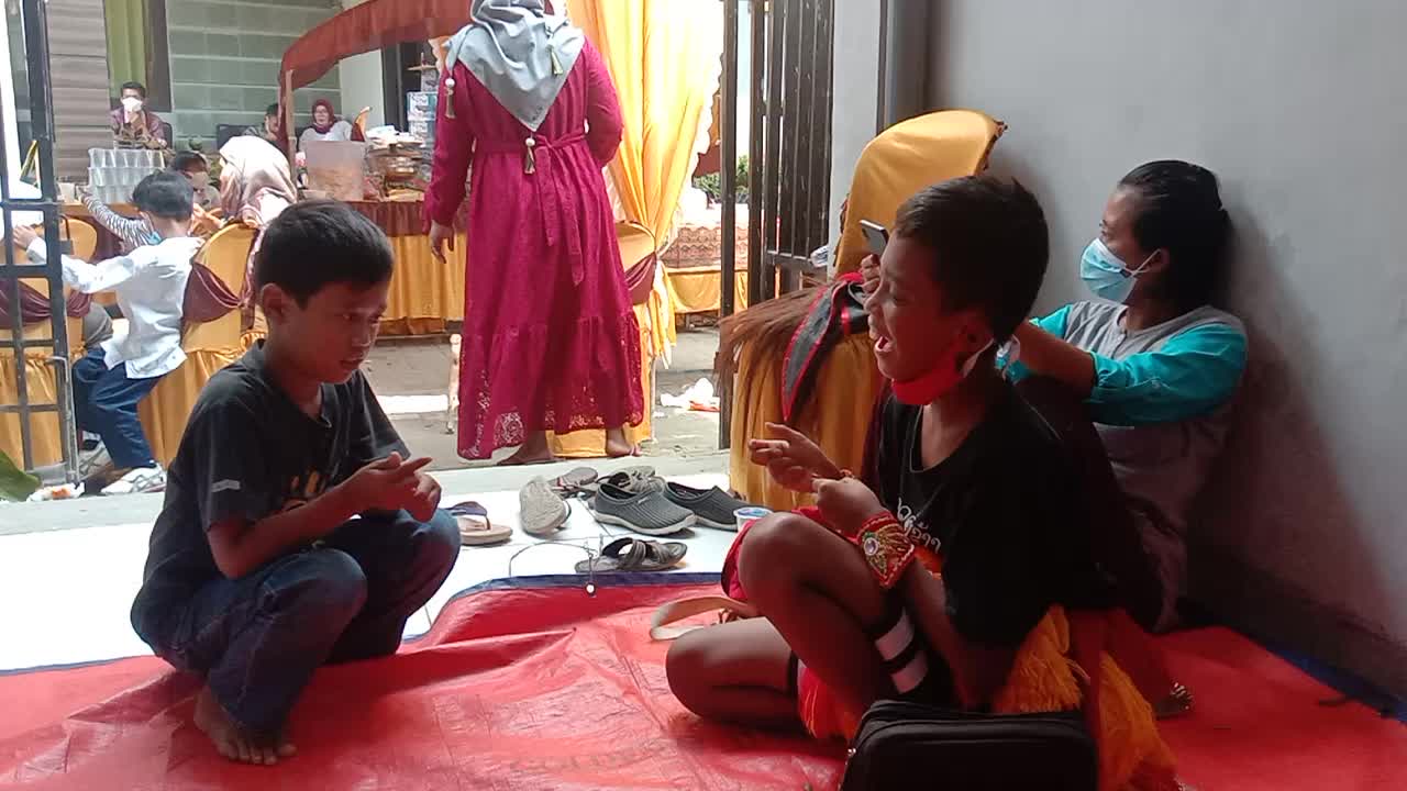menunggu sebelum tampil bersama adik satria dan ibu 