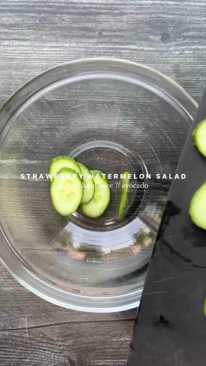 Strawberry & semangka dijadiin salad seger banget gak sih?