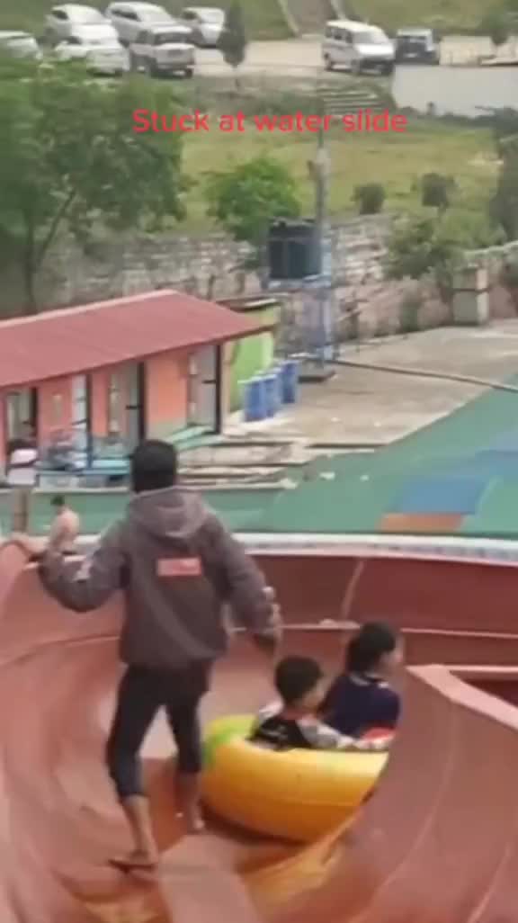 kabar nya ampe bawah di dorong abangnya 😂