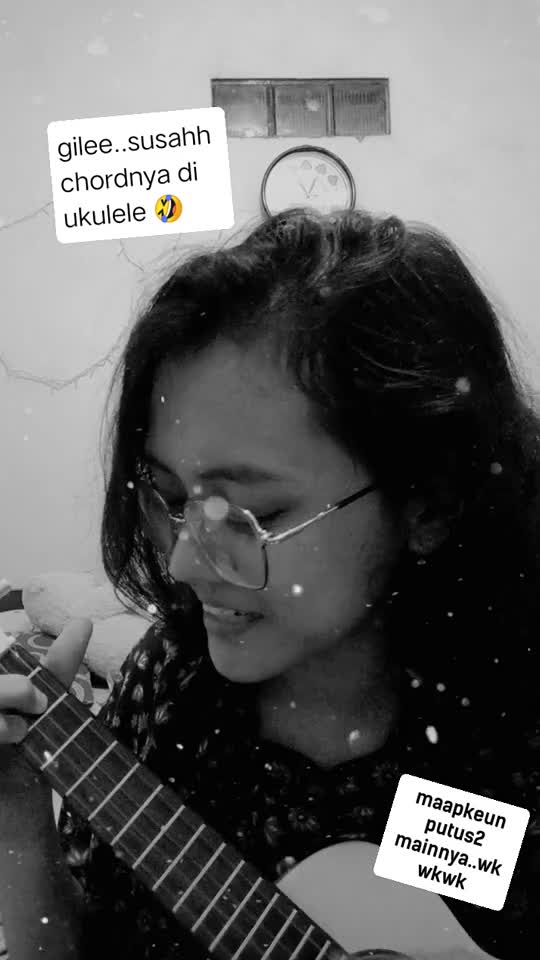 AYOLAH VIEWERSNYA BANYAK 😭😭 PENGEN MENANG SUATU KOMPETISI..PENGEN BERPRESTASI..😭 berprestasinya wkt kecil aja..😭