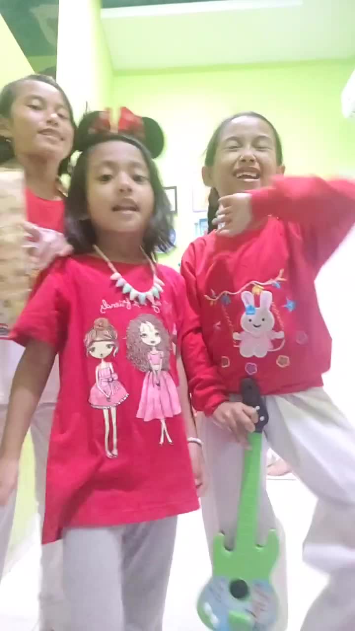 ToLong bantu Love vote foLow share coment (The squad GirLs) thanks for watching