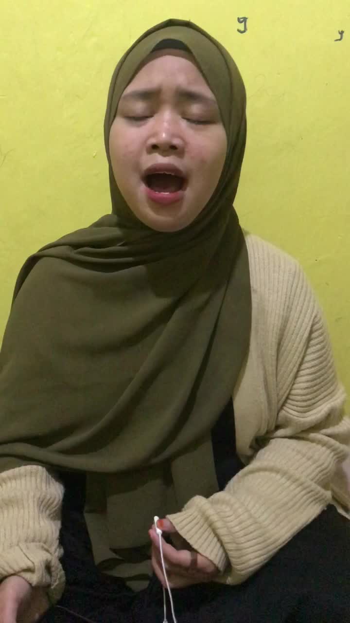 Assalamu’alaikum perkenalkan nama saya IKVINI AULIA HAKIKA dari KOTA TASIKMALAYA  Saya menyanyikan lagi OPICK_RAPUH
