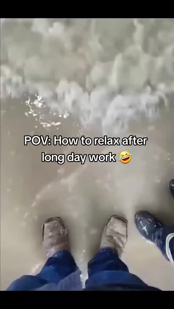 abis kerja enak banget ke pantai