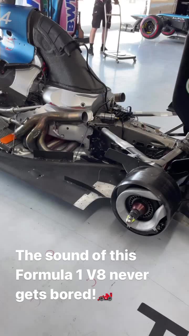 the sound of this formula1 v8 engine never gets bored
