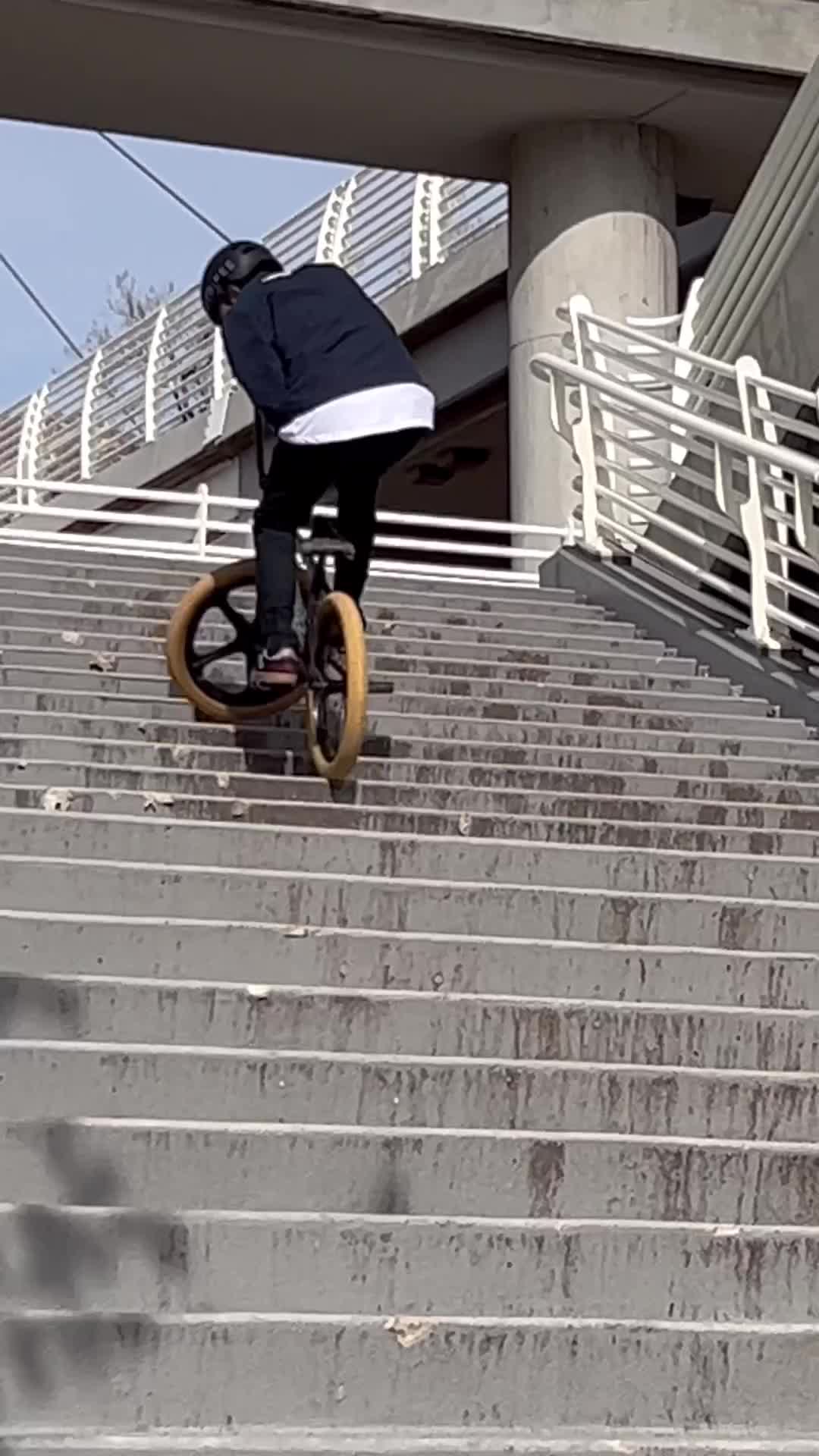 turun tangga dengan keren menggunakan bmx