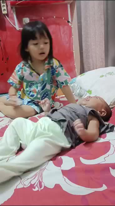 Mb Cla lagi nasehatin adek Kiran😂.. selalu sayang dan saling jaga ya kalian anak2 ku🥰(kakak adik)
