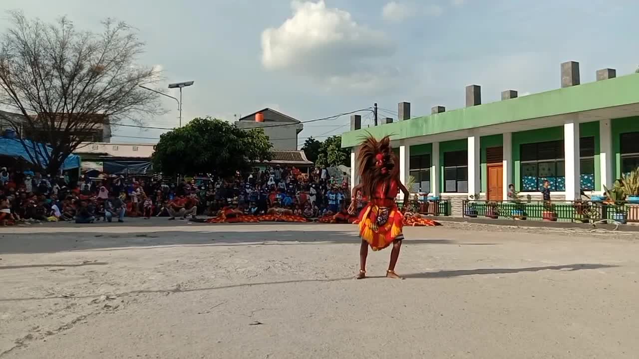 cakilan bujang Ganong Irenk traditional dance