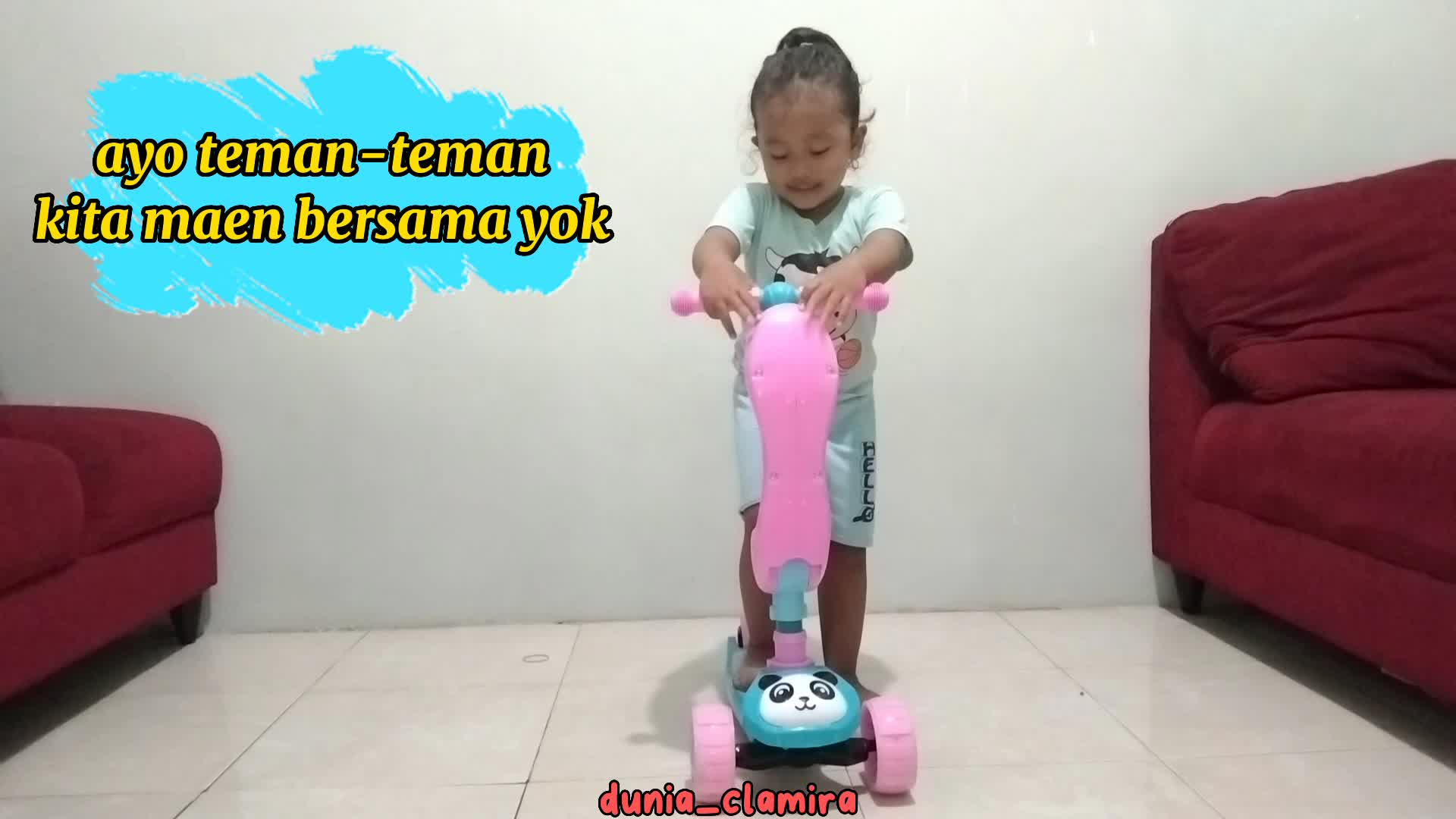 Balita Clamira Unboxing & bermain scooter. Video lengkapnya dichannel youtube @dunia_clamira