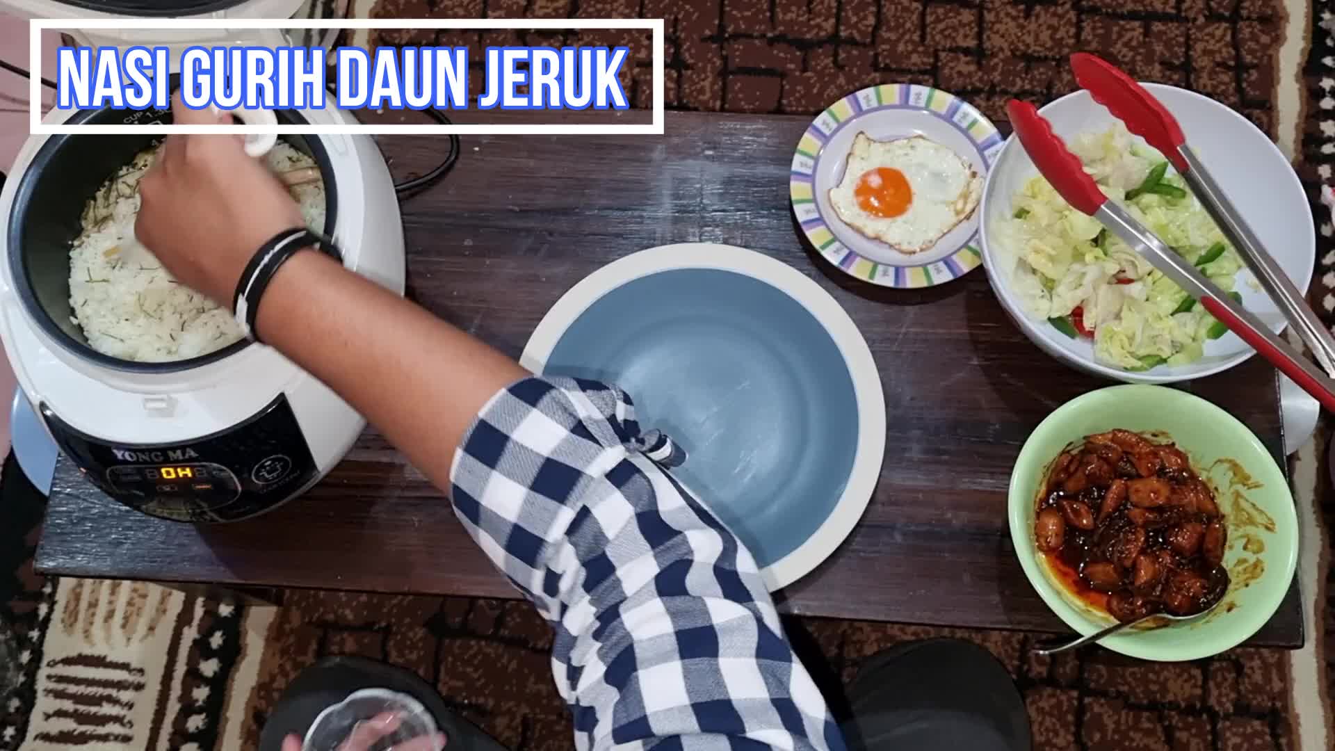I can do it.. "AYAM GORENG MENTEGA DAN NASI GURIH DAUN JERUK DENGAN SALAD DRESSING" #auditionmci8