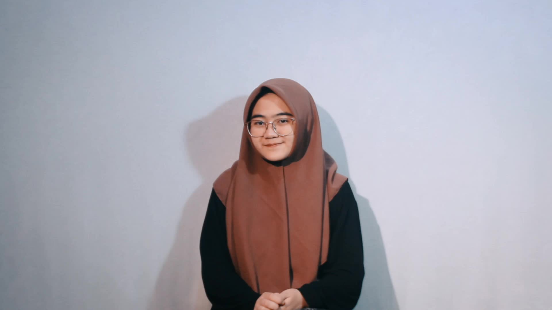 Nama : Nova Winda Fitriana   . asal kota : Bogor .     Umur : 18 tahun.            Judul Lagu : Ghar Hiro Cipt.mesutkurtis   