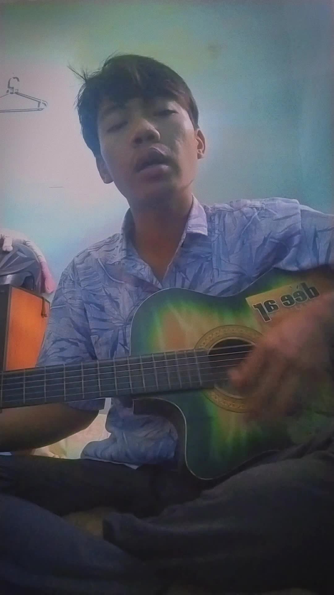 Nama:Rahmat Hidayat. Umur:19th. asal:Lombok barat. Judul lagu: Ungu=dengan nafasmu  