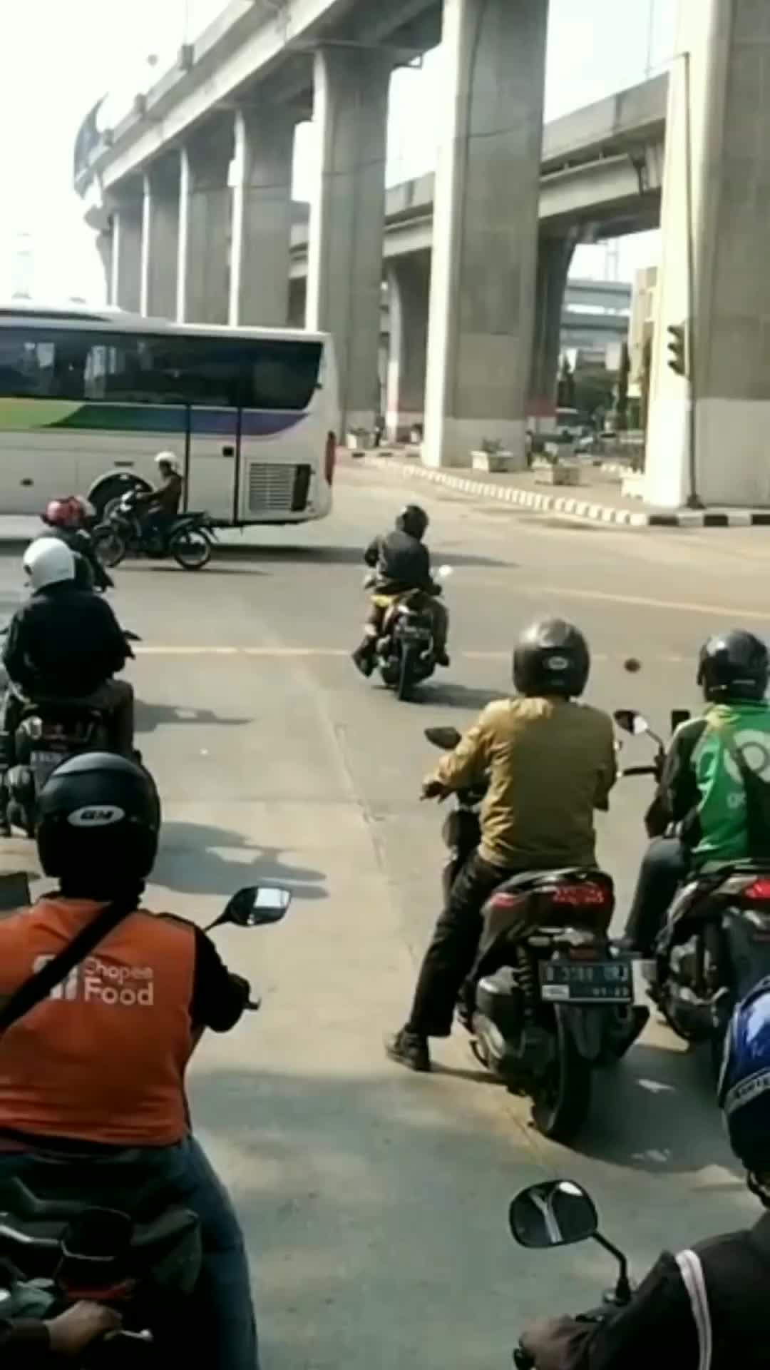 kaya aspalnya panas banget