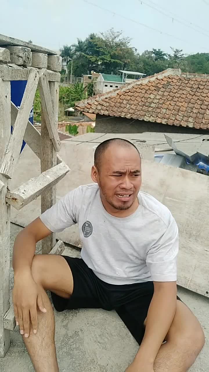 Udah matahari nye panas benerr, pala botak, suruh nangis, tambah tambah panas hati guaa ?