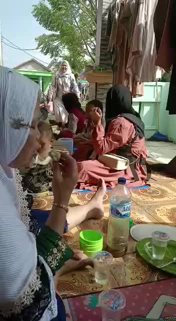 VLog momen Lebaran (Makan bersama) di buang sayang toLong bantu Love vote foLow share komen thanks for watching