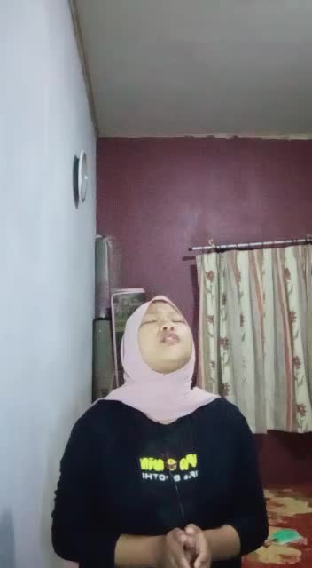 assalamualaikum perkenalkan nama saya;yulia Rahmawati umur saya;15thn sya berasal dari; Cianjur