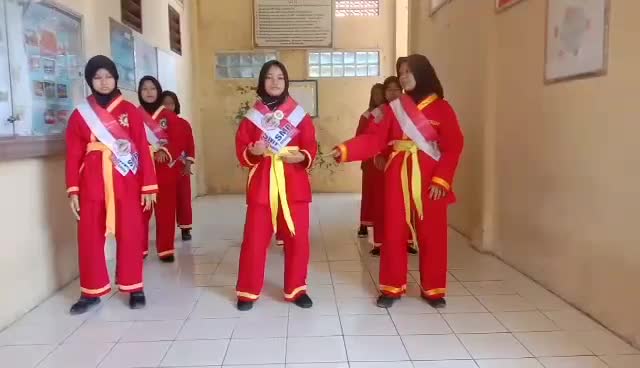 Penampilan Menari oleh siswi SMP PERMATA BANGSA lagu Kun Anta (Humood Alkudher) Percut Sei Tuan, Deli Serdang, Sumatera Utara