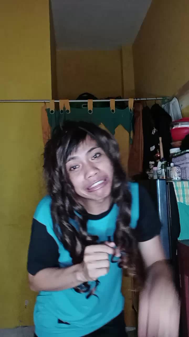 gila benar nich org. teman lg bicara malah goyang2. hahahah