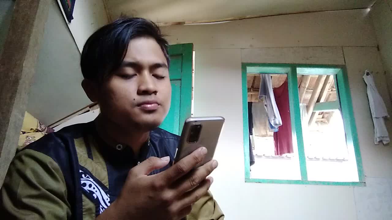 Nyobain lagu "Ikatan Cinta" sebelum adzan dzuhur tadi. hehe ohh iya nama saya : muhammad Syahrul Muharom 21 tahun dari Malangbong Garut. 