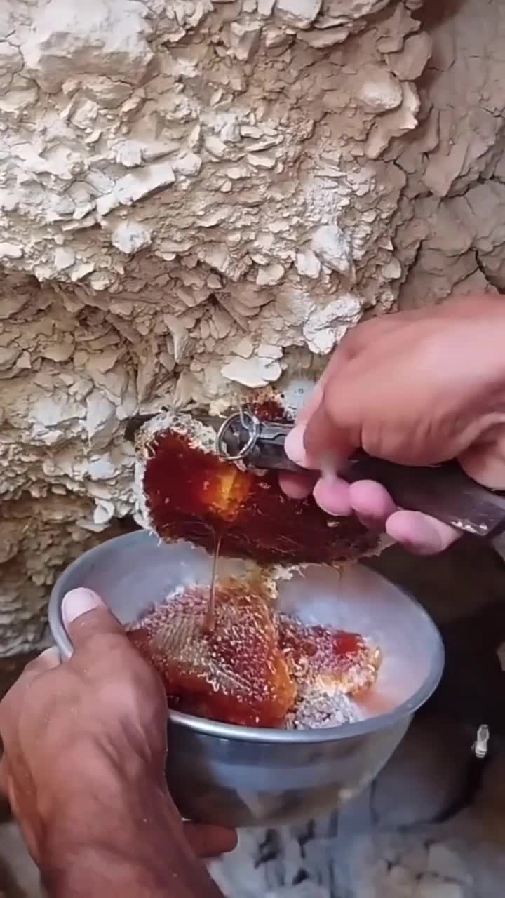 Mengapa madu bermanfaat? Jawaban mudahnya ya karena memang Allah yang menjanjikan seperti itu.. Allah menjanjikan kesembuhan dalam madu