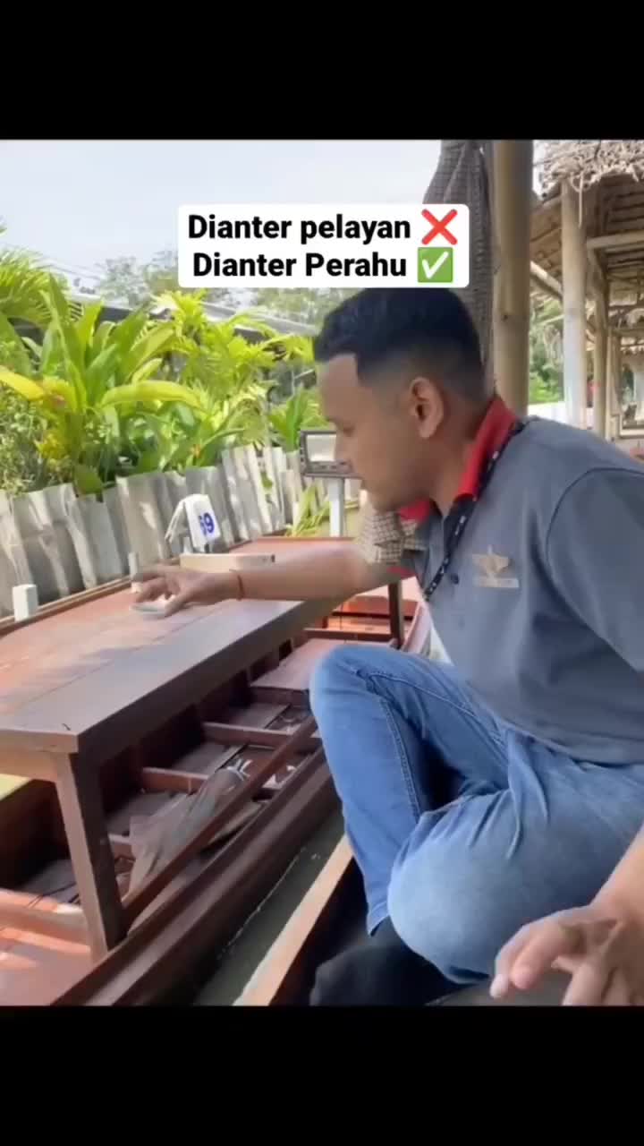 Keren Nih, Nganter Makanannya Pake Perahu