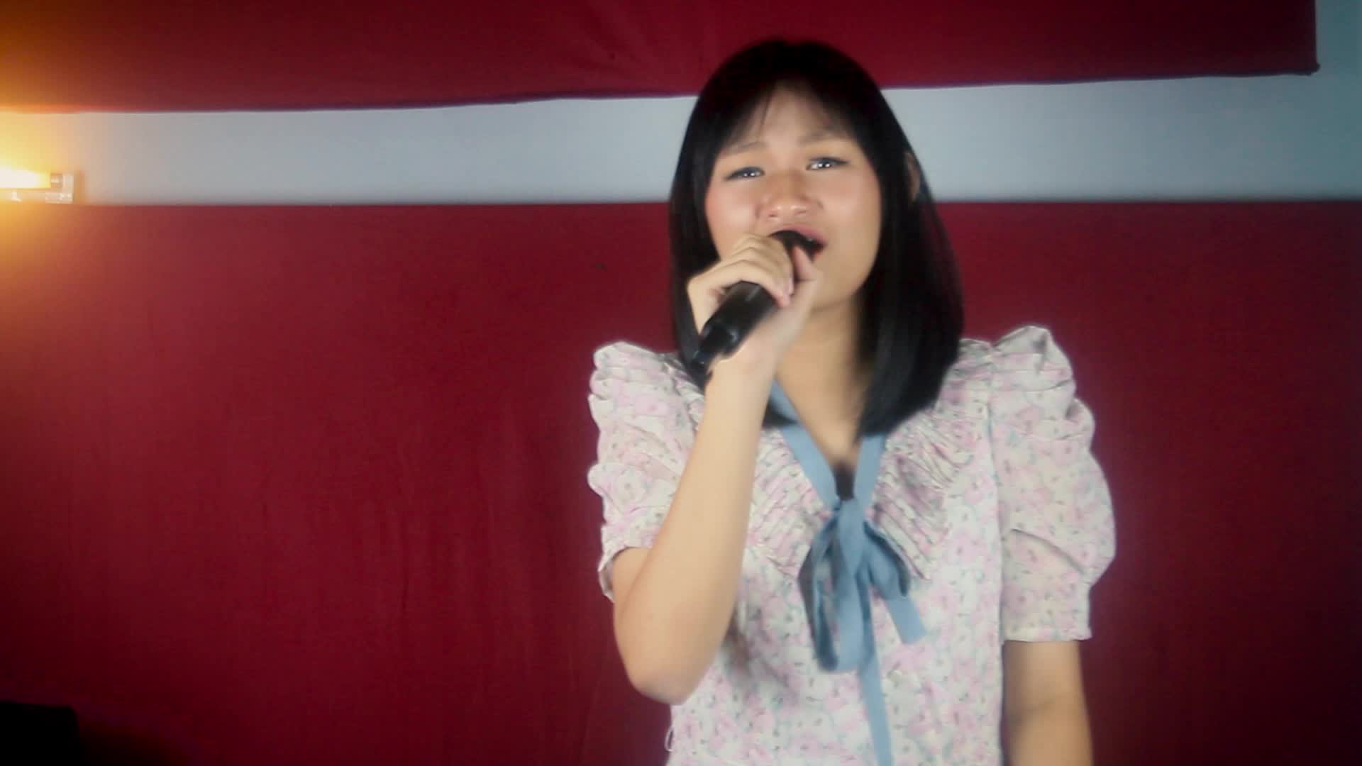 IGT2022 Vania Menyanyi Surabaya