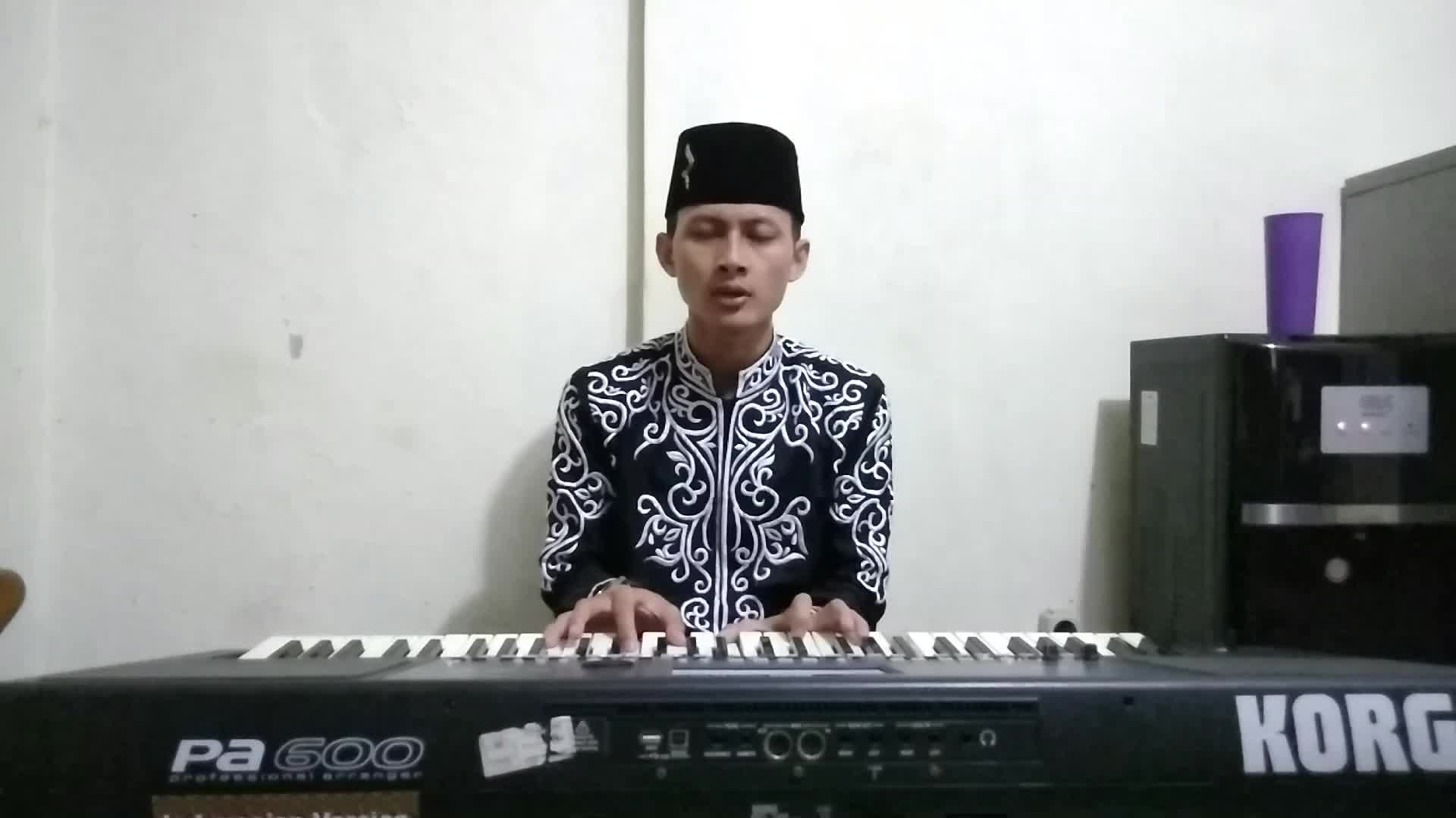 Pergi ke swalayan membeli kaos, ikut voice of ramadhan ku harap lolos. Cepifirmansyah_25_Tasikamalaya_mawahasynak #voiceoframadhangtv