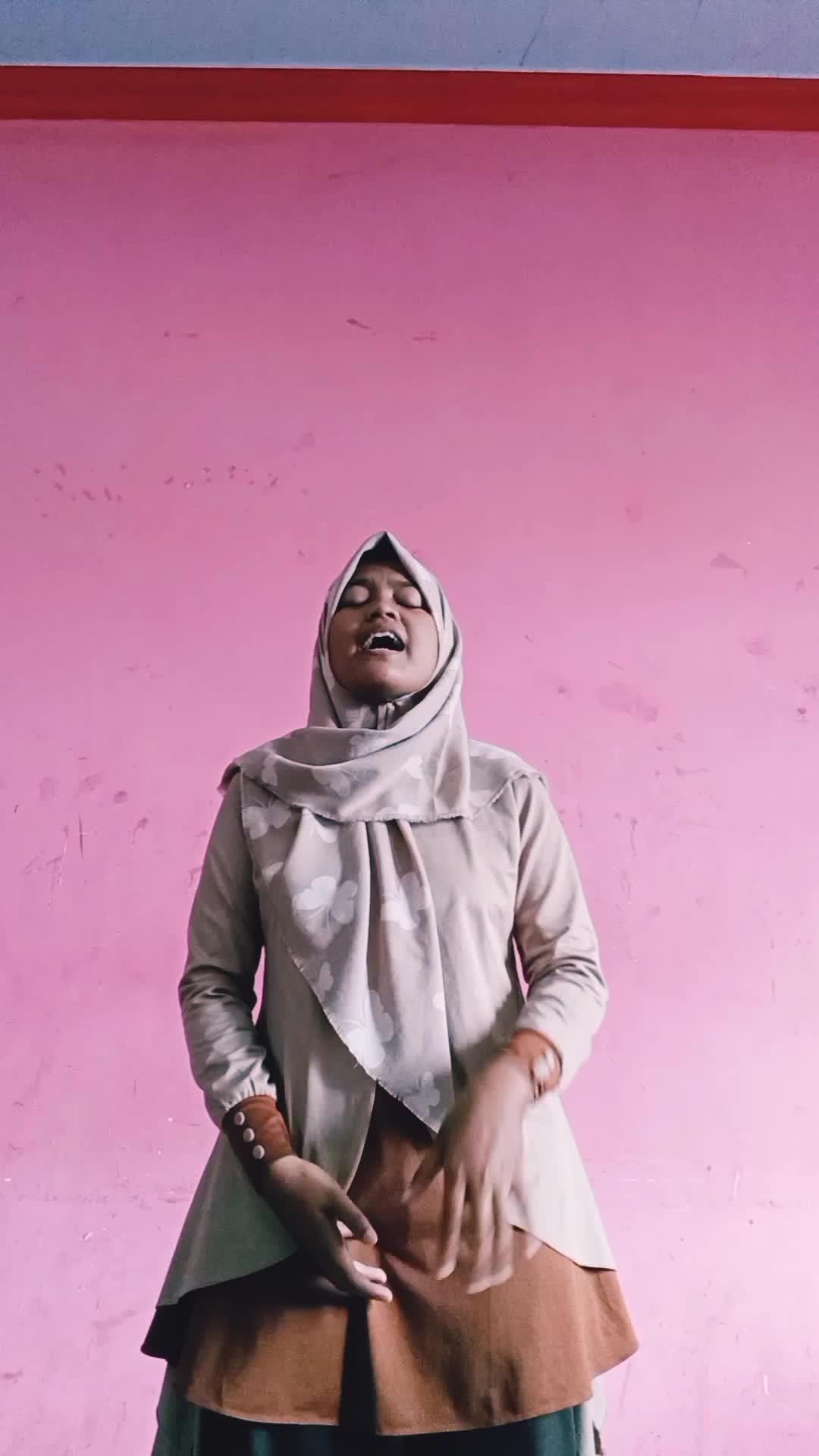 assalamualaikum wr.wb nama saya Fadilah Fatmasari. Saya mengikuti audisi ini membawakan lagu TERKESIMA #OnlineAuditionRisingstar