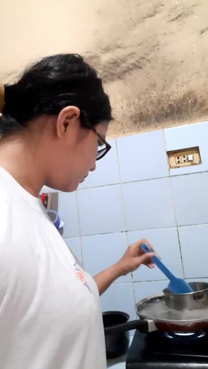 udah datangnya songong, masuk2 sampe dapur lagi.