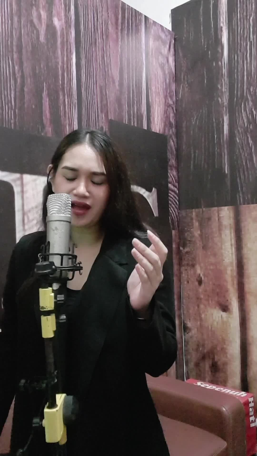 Jangan lupa vote saya 😉😍. jangan jera yah ^_^ . sebuah lagu ciptaan Rhoma Irama yang dipopulerkan Riza umami.