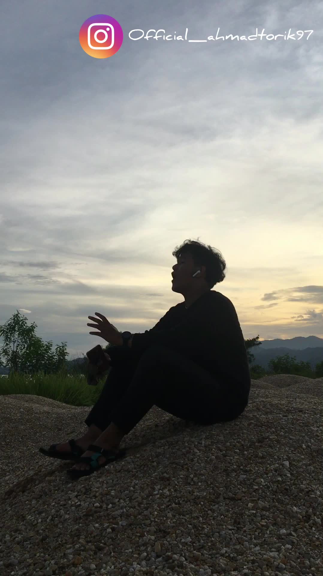 Engkau jauh dimata,tapi dekat