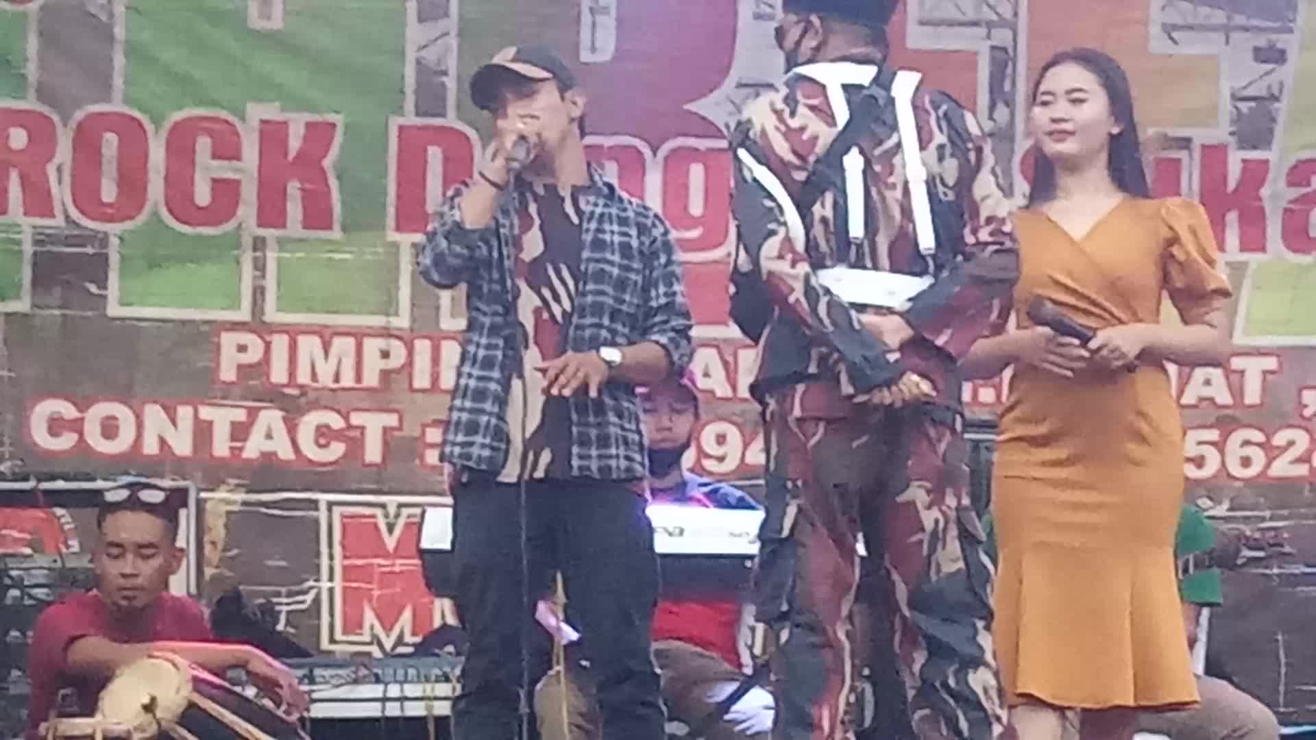 mengahadiri acara kondangan.. ada gaya GOYANG kejek... 😁😁🤣
