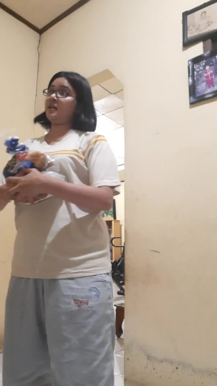 makan tengah malam sih makan tengah malam, tapi gak gitu juga kalee... Masa dibawain roti sama perangkat2nya? Sama aja bikin sendiri atuhhh.