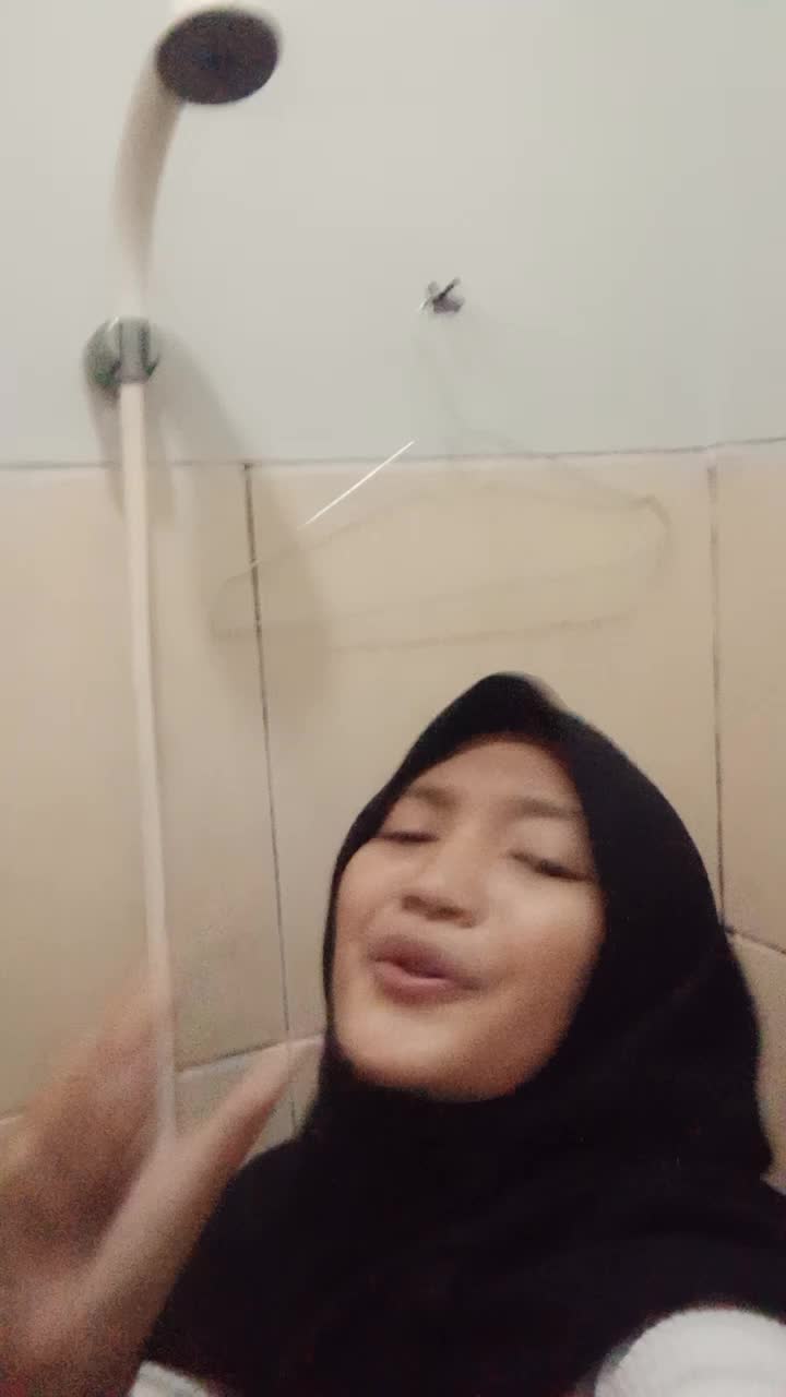 Ketika gua pengen nyanyi di kostan dan takut ganggu orang, WC adalah solusinya....