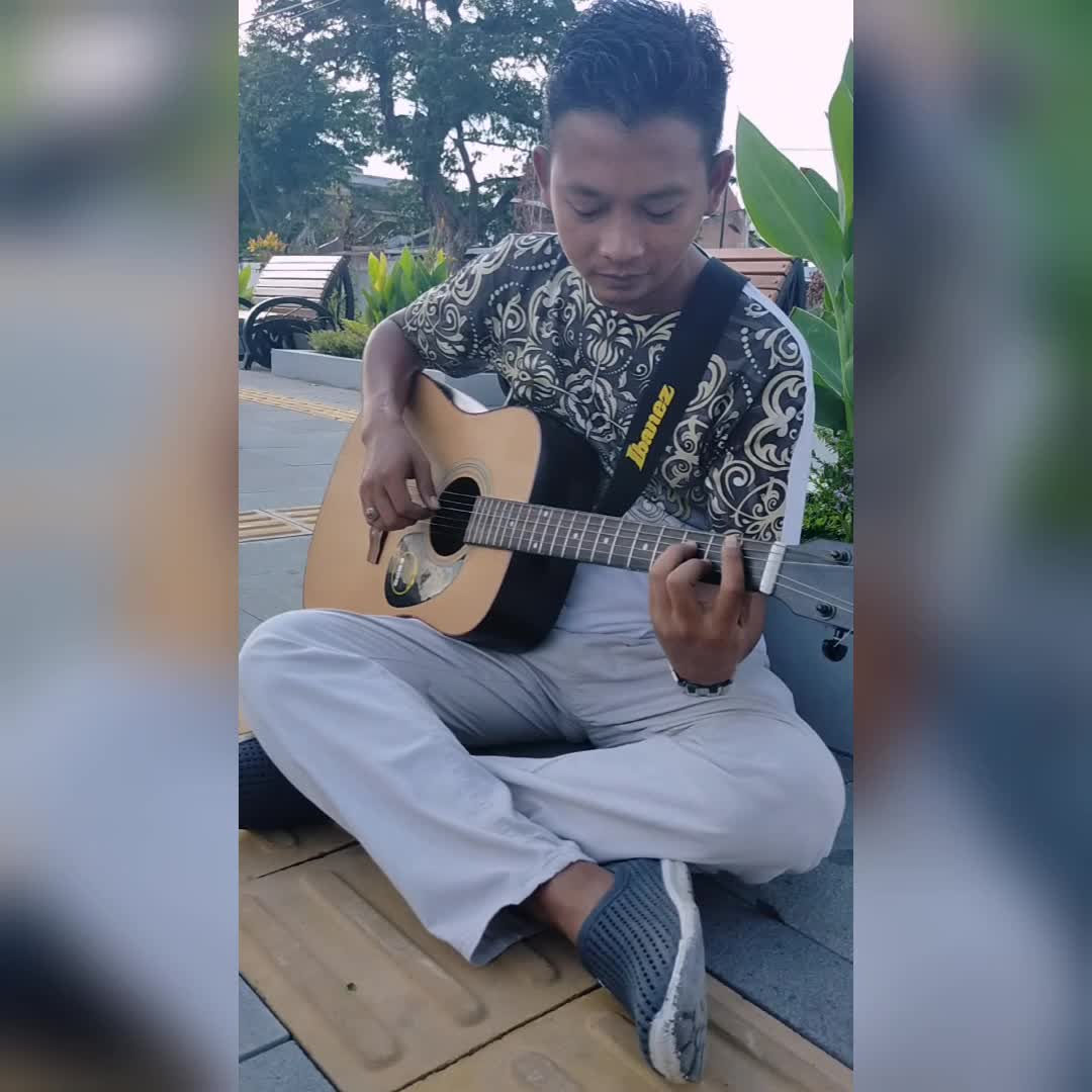 halo perkenalkan saya Tira Katir dari solo Jawa tengah, disini saya membawakan lagu ciptaan saya sendiri ; ku jatuh cinta lagi
