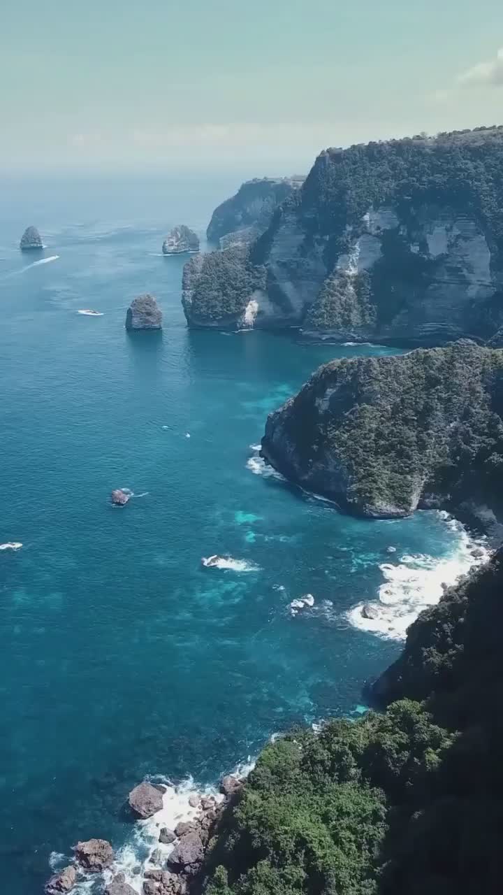 Do you notice that Nusa Penida has lots of magnificent cliffs structure? 😍 This place called Saren Cliff Point