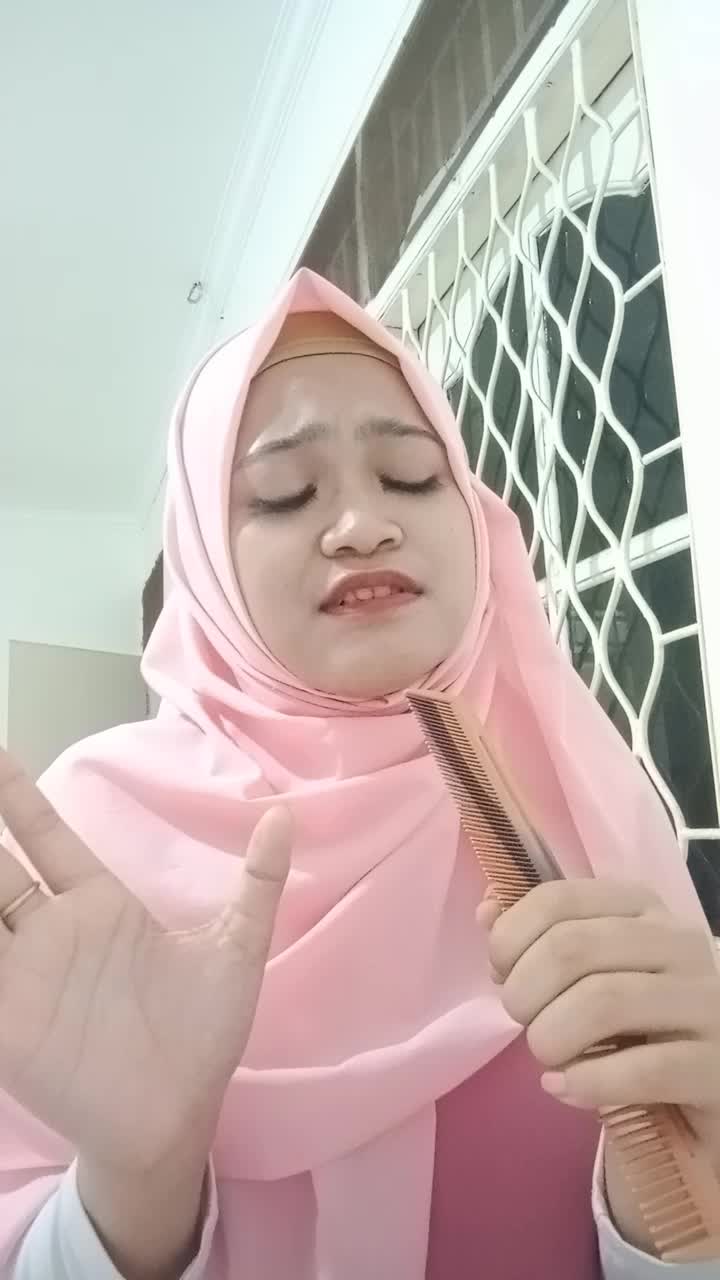 nama: Dilla Heni Pertiwi. umur : 20th. asal: Sarolangun Jambi. judul lagu: ghuroba'