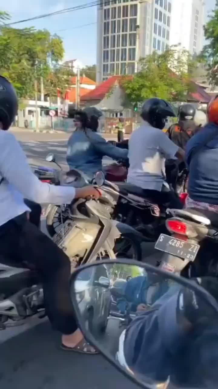 Helm-nya Meresahkan Sekali