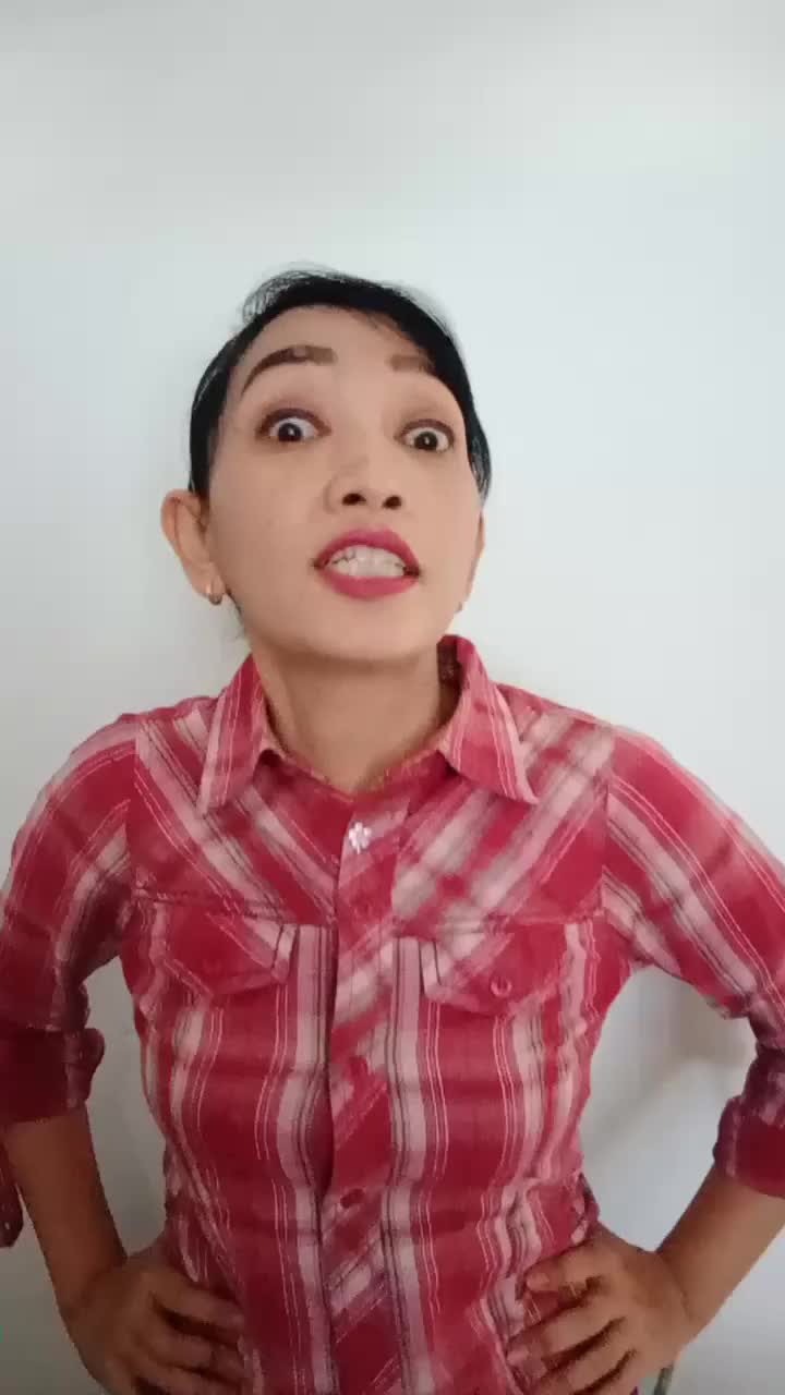 NGAPAIN SENYUM² LIATIN ANDIN? 