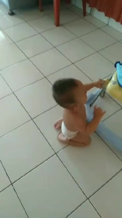 siapa yg pny baby kyk gini juga ges 😂😆 tiap kali mo pake baju ngilang 😅