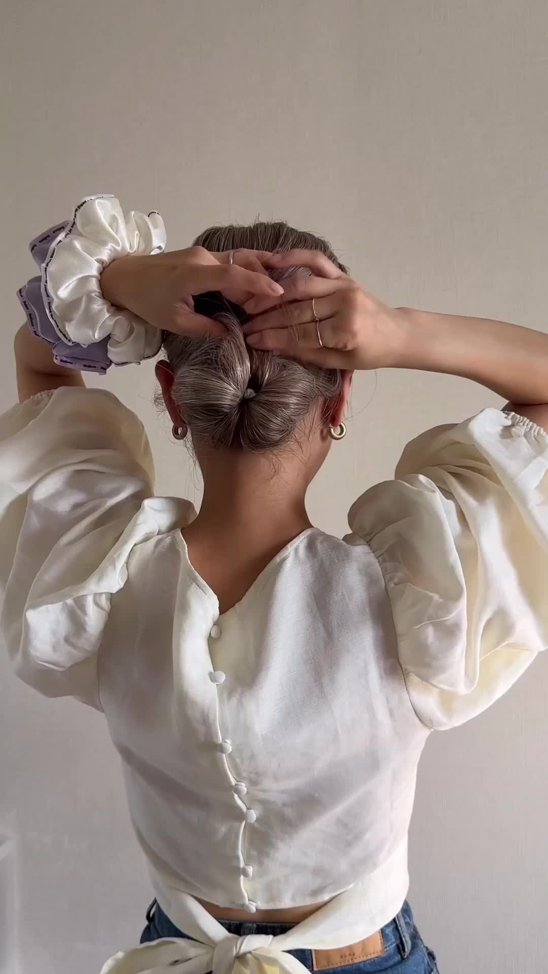 Bikin low hair bun pake scrunchie!