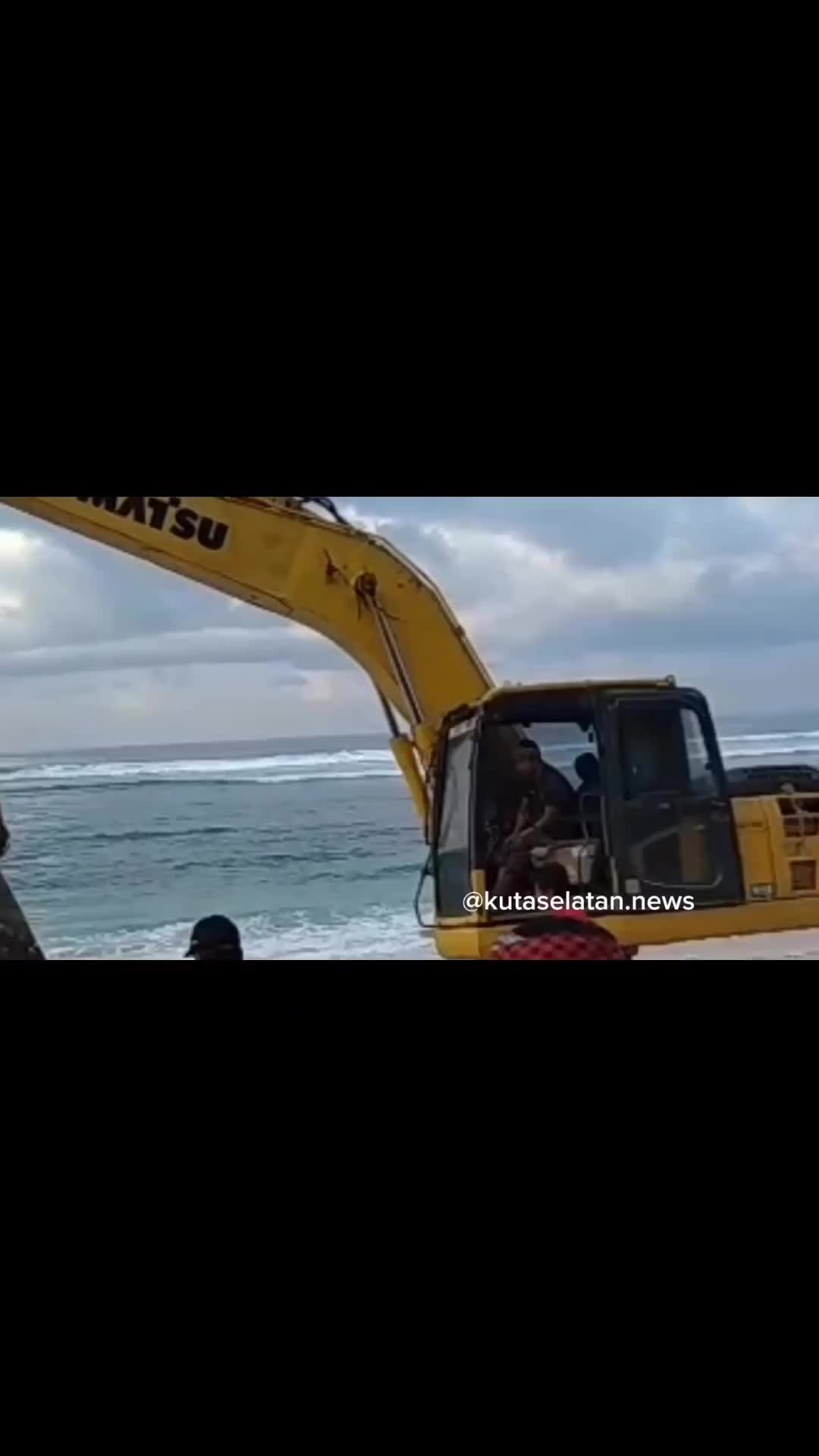 Sebuah mobil SUV yang dikendarai WNA nyasar ke laut di Pantai Timbis, Kuta