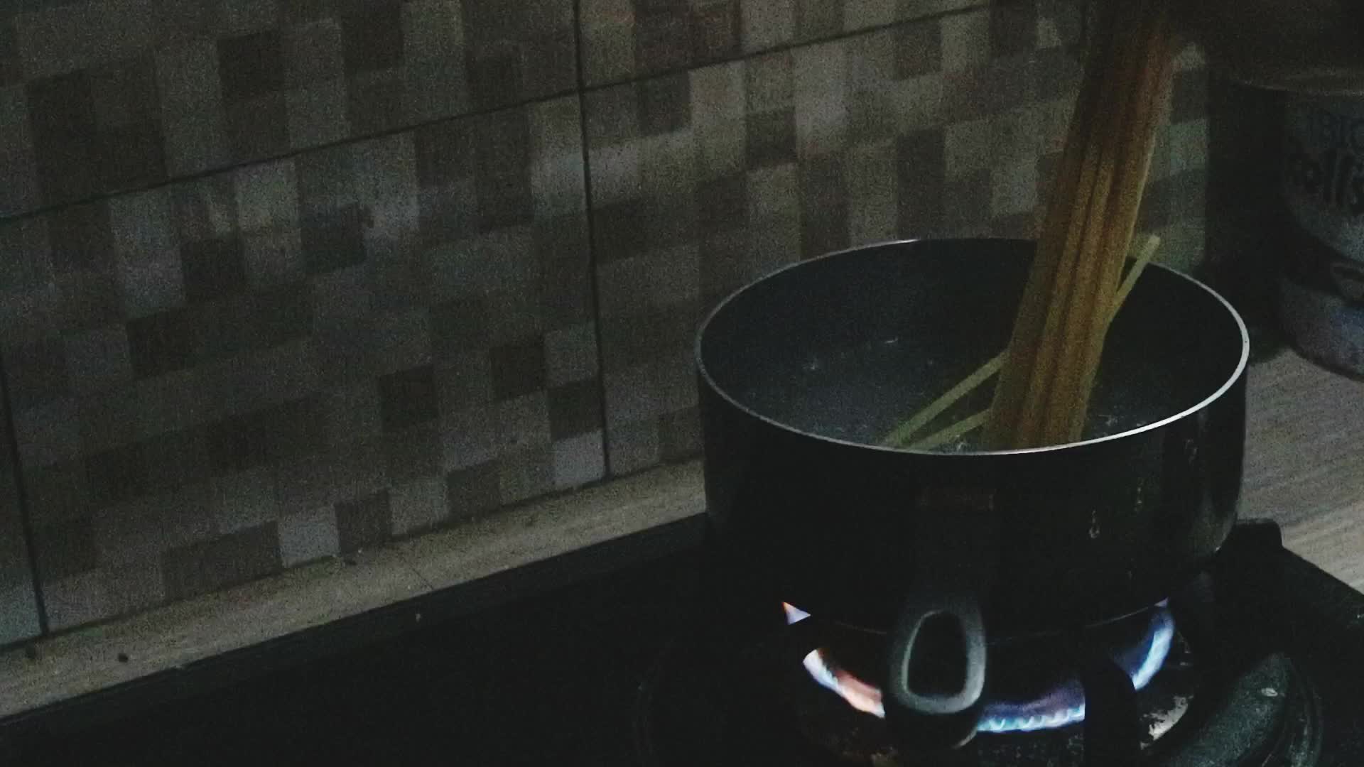 Fettuccine bolognese with butter salmon 

Aku masak fettuccine dengan bolognese sauce yang udh aku modify dan ini salah satu makanan favorit