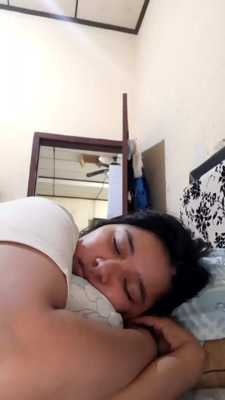 eeeee busett,,, org ud ribut di luar tetep aja nyenyak. jangan2 petasan lebaran juga kaga ngaruh 🤣🤣🤣🤣