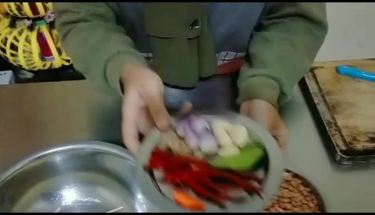 MIE LENDIR KHAS KEPULAUAN RIAU . Buah markisa tumbuh merambat
Hijau muda warna daunnya
Wahai teman wahai sahabat
Terima kasih   