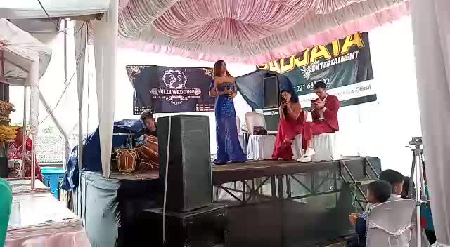 Selly ,29 tahun, dari Garut,, cover lagu versi sunda  "Kapalang Nyaah" 